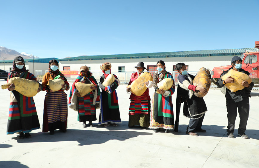 茶措村牧區(qū)改革合作社酥油分紅現(xiàn)場。索朗仁青 攝