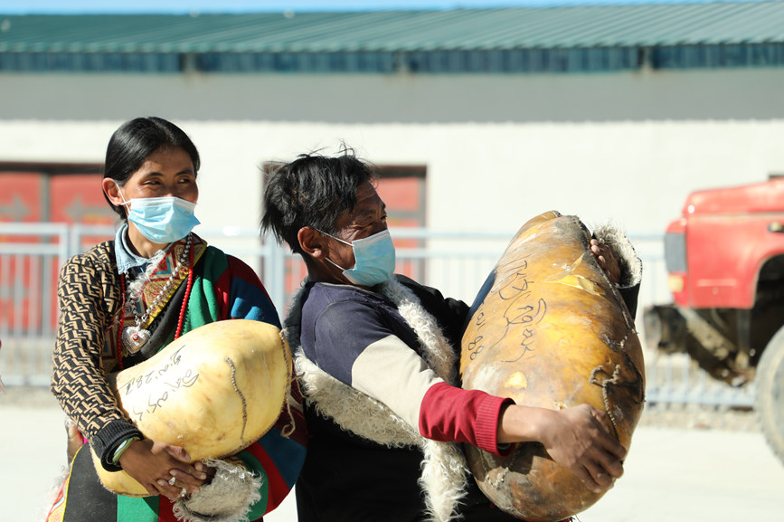茶措村牧區(qū)改革合作社酥油分紅現(xiàn)場。索朗仁青 攝
