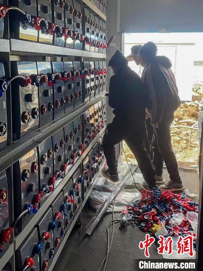 圖為微電網(wǎng)系統(tǒng)安裝調(diào)試現(xiàn)場?！O寶鶴 攝