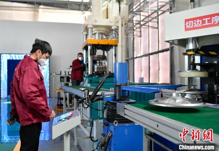 圖為炊具生產(chǎn)線。　貢嘎來松 攝