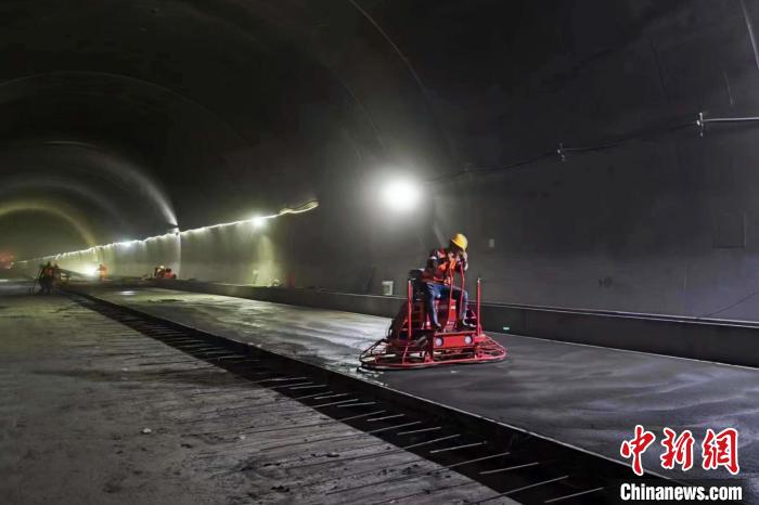 圖為隧道施工現(xiàn)場?！∥鞑刈灾螀^(qū)交通運輸廳 供圖