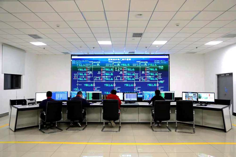 對(duì)大壩填筑碾壓進(jìn)行實(shí)時(shí)全過(guò)程監(jiān)控。吳雛音 攝