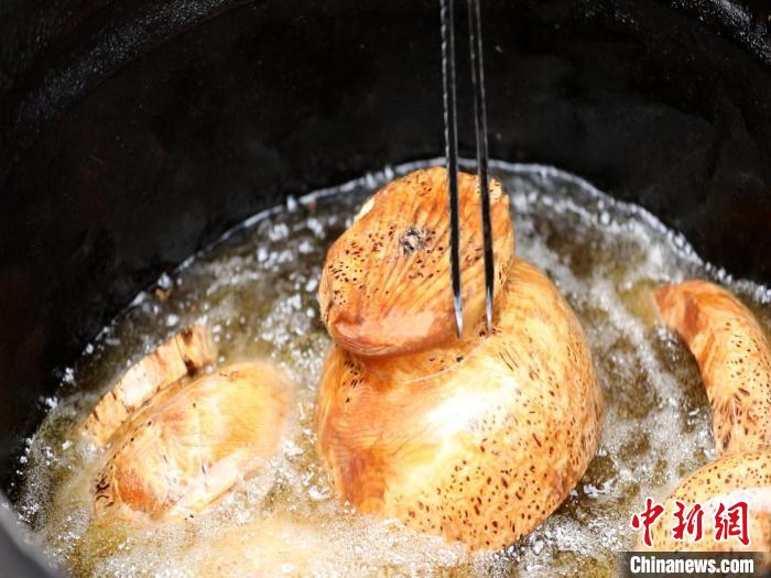 圖為已成型的木碗?！?鄧海平 攝