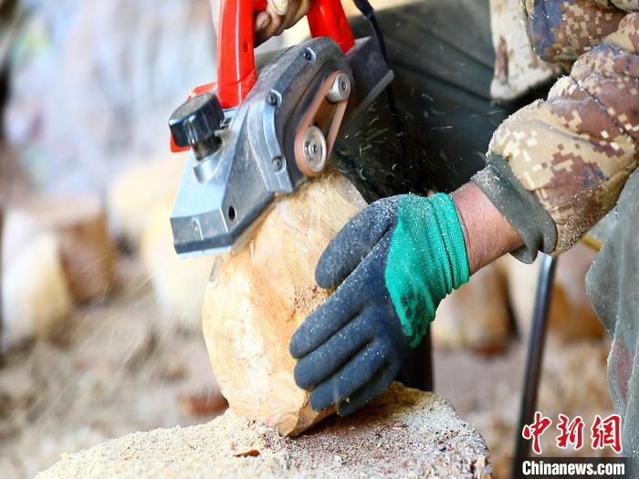 圖為手工藝人正在制作木碗?！〉录?　攝