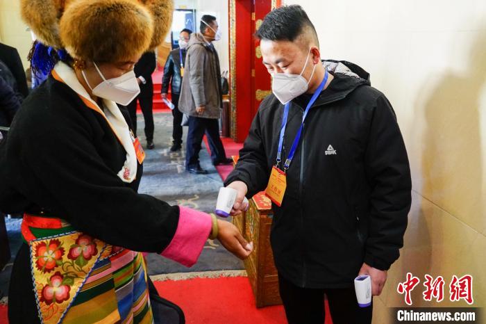 政協(xié)委員測體溫后入場。　江飛波 攝