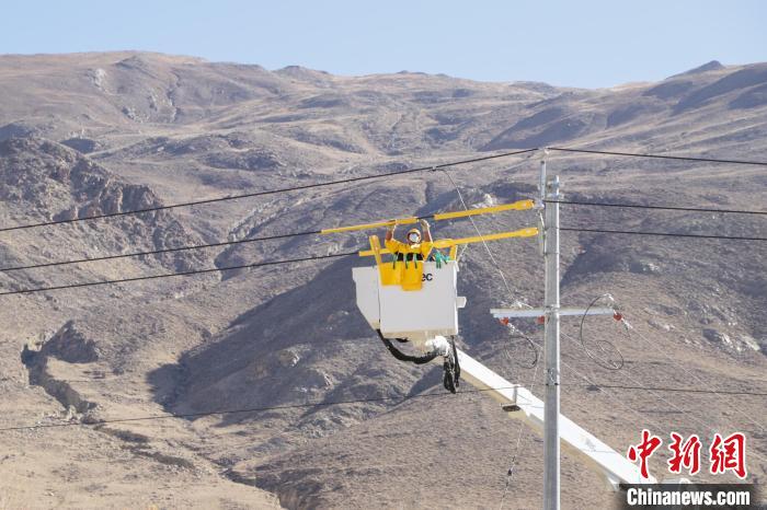 圖為11月9日，國網(wǎng)山南供電公司工作人員進(jìn)行搭火工作。　格桑 攝