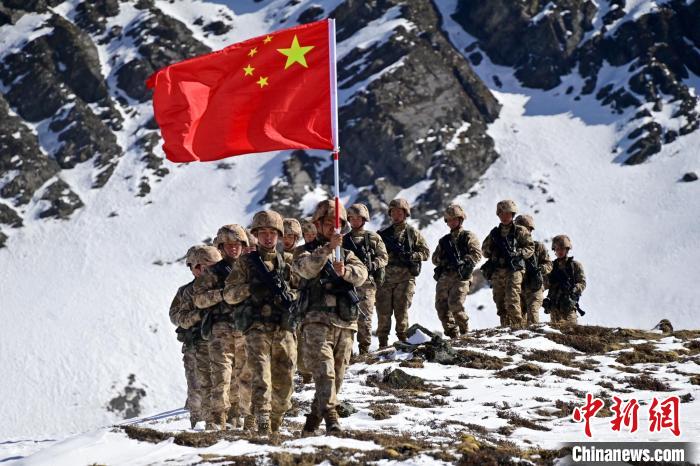 官兵們在巡邊途中?！≡裢?攝