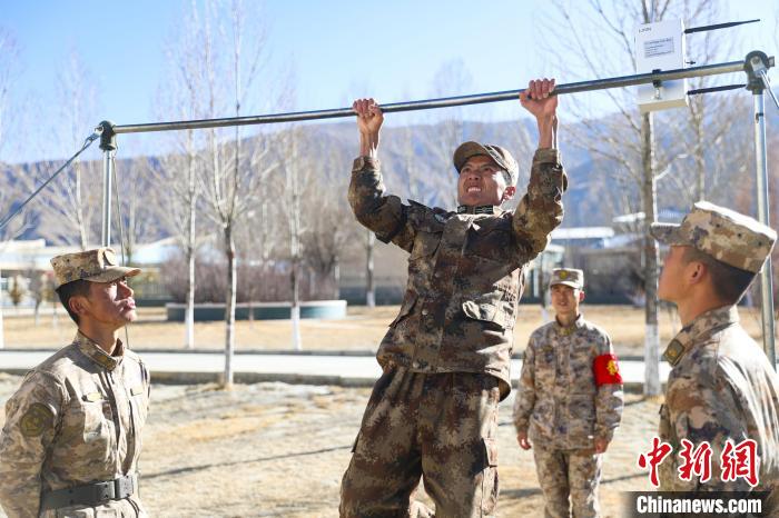 單杠引體向上現(xiàn)場(chǎng)，選手竭盡全力突破自我?！敲衫?攝