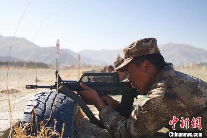 參賽民兵在進(jìn)行瞄準(zhǔn)?！敲衫?攝