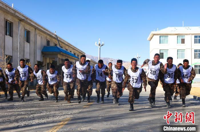 3000米開賽，選手們奮勇爭(zhēng)先?！敲衫?攝