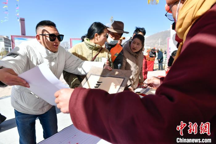 圖為展銷(xiāo)會(huì)現(xiàn)場(chǎng)?！∝暩聛?lái)松 攝