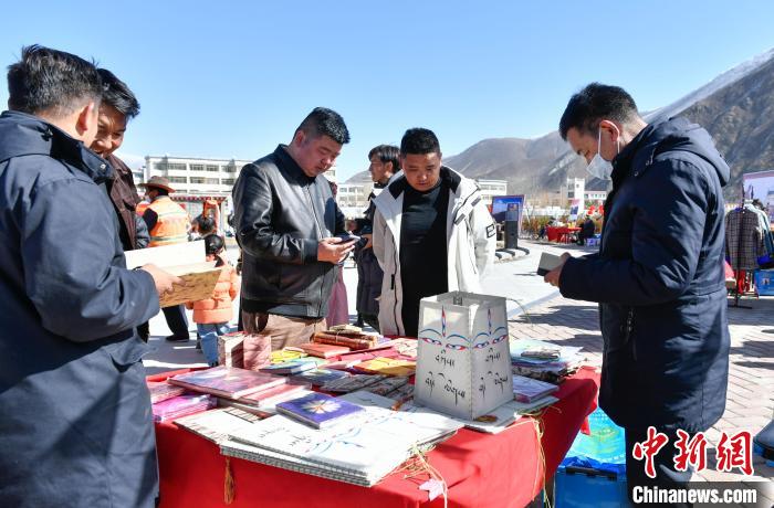 圖為展銷(xiāo)會(huì)現(xiàn)場(chǎng)?！∝暩聛?lái)松 攝