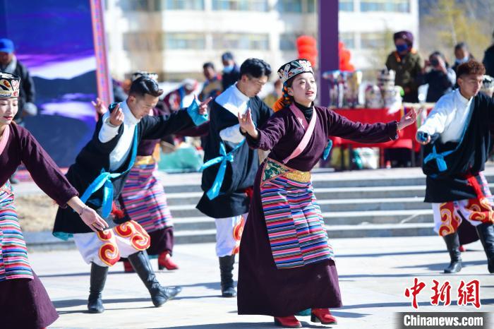 圖為藝術(shù)團(tuán)表演“扎西果諧”?！∝暩聛?lái)松 攝