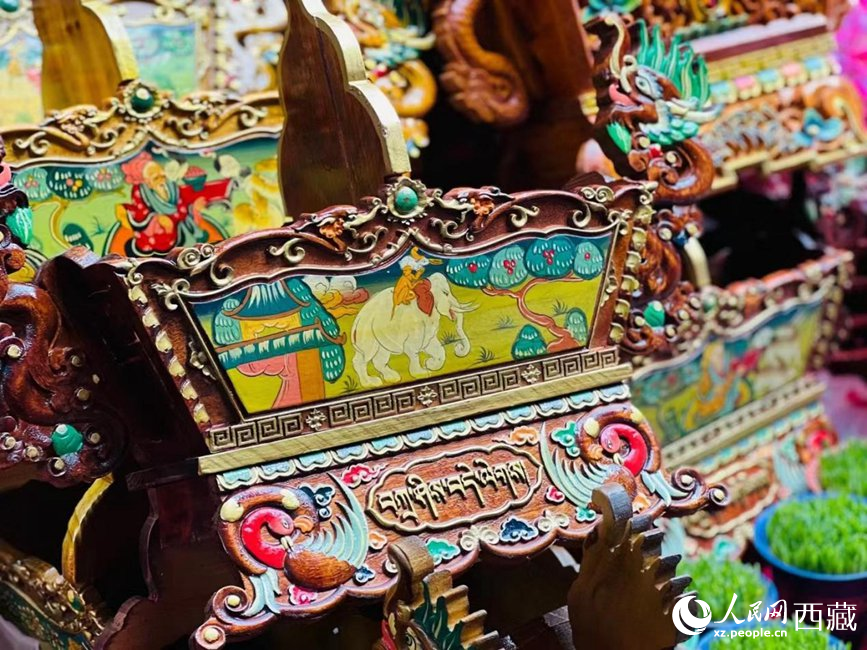 年貨市場上的切瑪盒（切瑪盒是藏歷新年吉祥物，是在精制斗型木盒中用隔板分開，分別盛入炒麥粒和糌粑，插上仔卓，象征著人壽年豐、吉祥如意）。人民網(wǎng) 次仁羅布攝