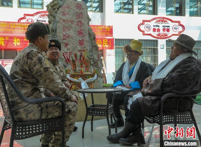 圖為阿里軍分區(qū)某邊防團(tuán)官兵與駐地群眾拉家常?！詵| 攝
