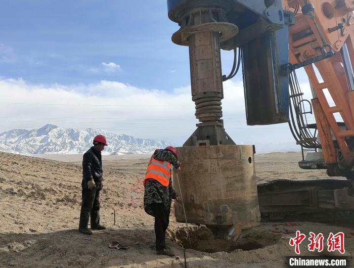 圖為施工人員檢查護(hù)筒高度?！⒁婧?攝