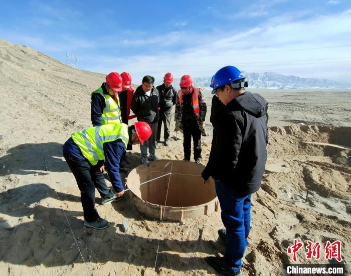 圖為施工人員檢查樁基護(hù)筒中心位置?！⒁婧?攝