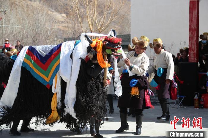 圖為民間藝人表演加麻百·甲江。　倫珠澤仁 攝
