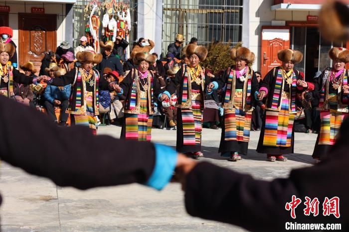 圖為民間藝人表演加麻“果諧”?！愔闈扇?攝