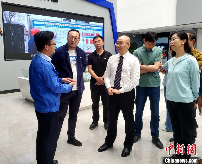 圖為全國(guó)政協(xié)委員、農(nóng)工黨青海省委主委王昆(中)在企業(yè)調(diào)研?！」鶟M(mǎn)福 供圖