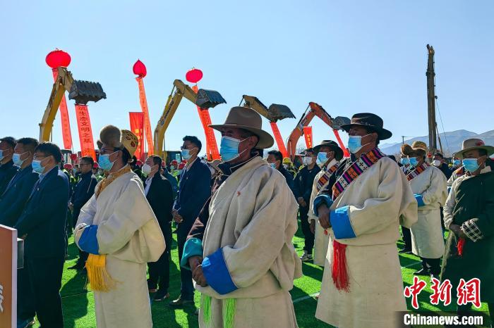 各方代表參加集中開復(fù)工儀式?！∧岈斪扛?攝