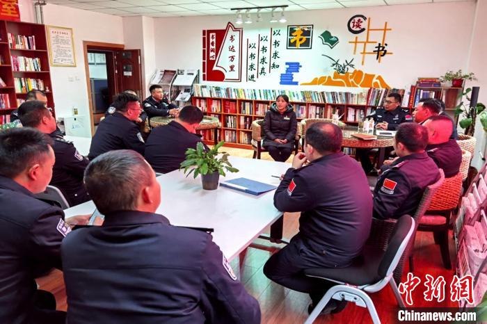 圖為亞東出入境邊防檢查站民警與銀行業(yè)務人員進行金融知識深入交流。　胡利媛 攝