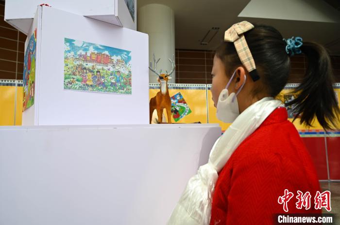 圖為學(xué)生參觀繪畫展?！≮w朗 攝