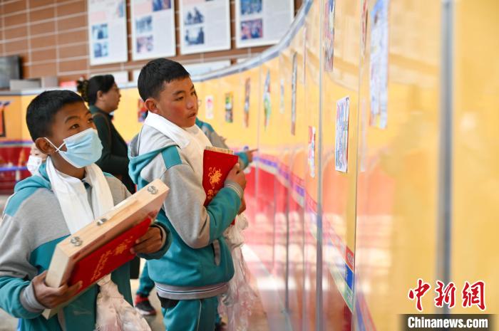 圖為學(xué)生參觀繪畫展?！≮w朗 攝