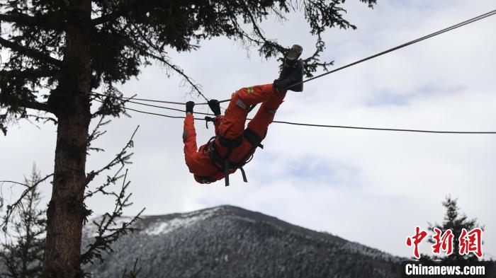 正在進(jìn)行橫渡訓(xùn)練?！∥骼@拉翁 攝