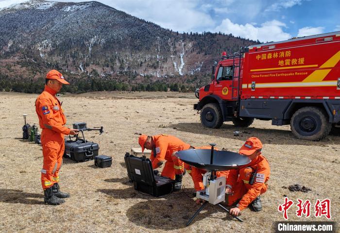 正在進(jìn)行通信通聯(lián)訓(xùn)練?！∥骼@拉翁 攝