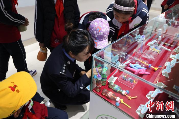 圖為亞東邊檢站民警為駐地小學生開展禁毒教育?！『?攝