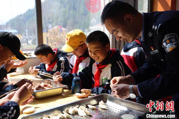 圖為亞東邊檢站民警與駐地小學生其樂融融包餃子?！『?攝