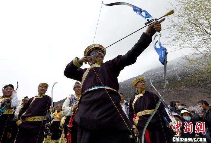 3月28日，選手參加響箭比賽?！±盍?攝