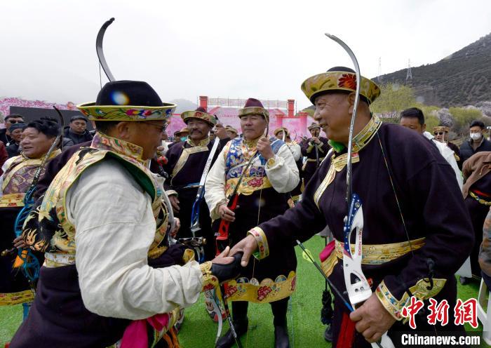 3月28日，選手射中靶心后慶祝。　李林 攝