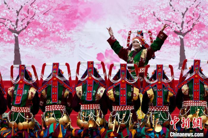 3月28日，西藏林芝第二十屆桃花旅游文化節(jié)開幕式上的文藝表演?！±盍?攝