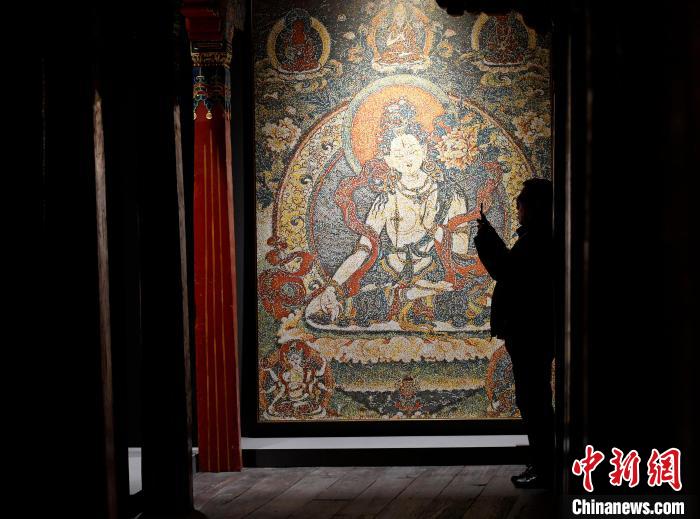 3月31日，觀眾欣賞展覽中的作品?！±盍?攝