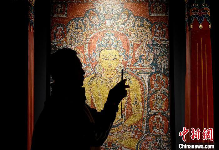 3月31日，觀眾欣賞展覽中的作品?！±盍?攝