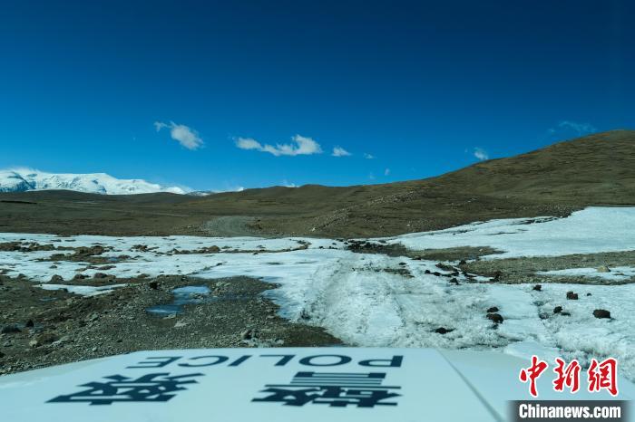 4月5日，普瑪江塘邊境派出所巡邏車通過冰河路段?！〗w波 攝