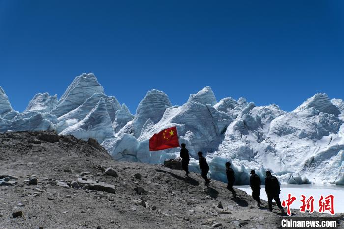 4月5日，普瑪江塘邊境派出所民輔警巡邏至四零冰川附近?！〗w波 攝