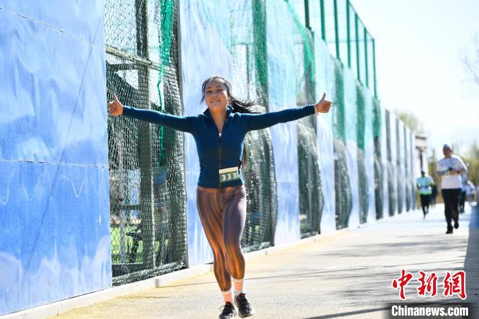 圖為5公里歡樂(lè)跑現(xiàn)場(chǎng)?！∝暩聛?lái)松 攝