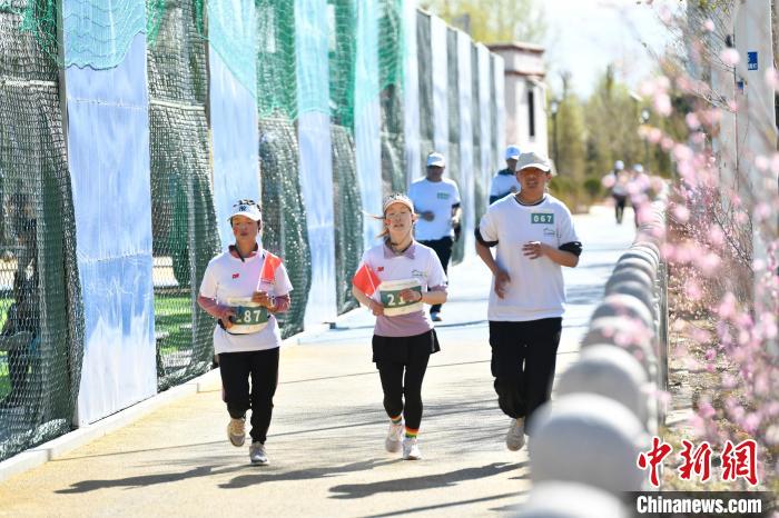 圖為5公里歡樂(lè)跑現(xiàn)場(chǎng)?！∝暩聛?lái)松 攝