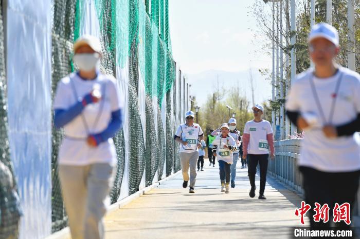 圖為5公里歡樂(lè)跑現(xiàn)場(chǎng)?！∝暩聛?lái)松 攝