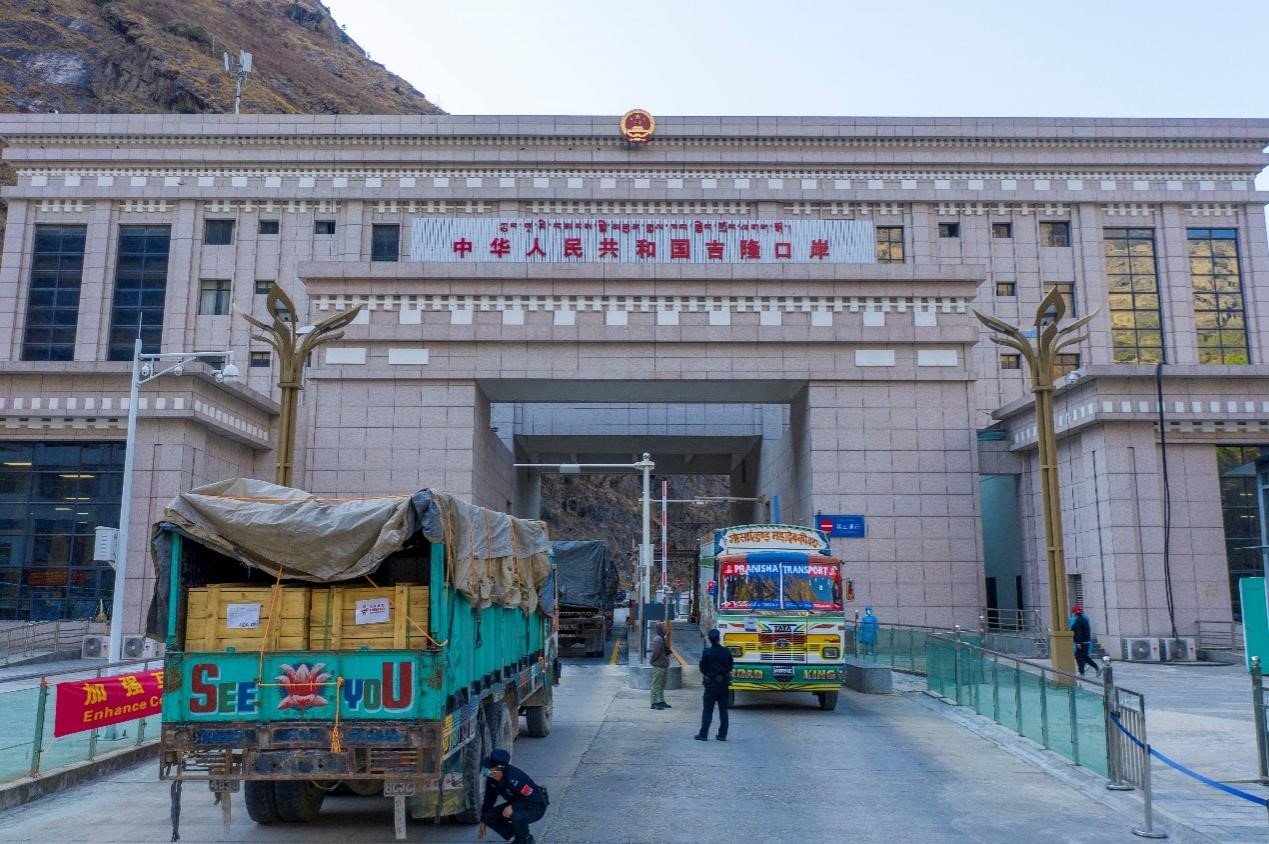 吉隆口岸移民管理警察正在檢查出入境車輛。人民網(wǎng)記者 唐宋攝