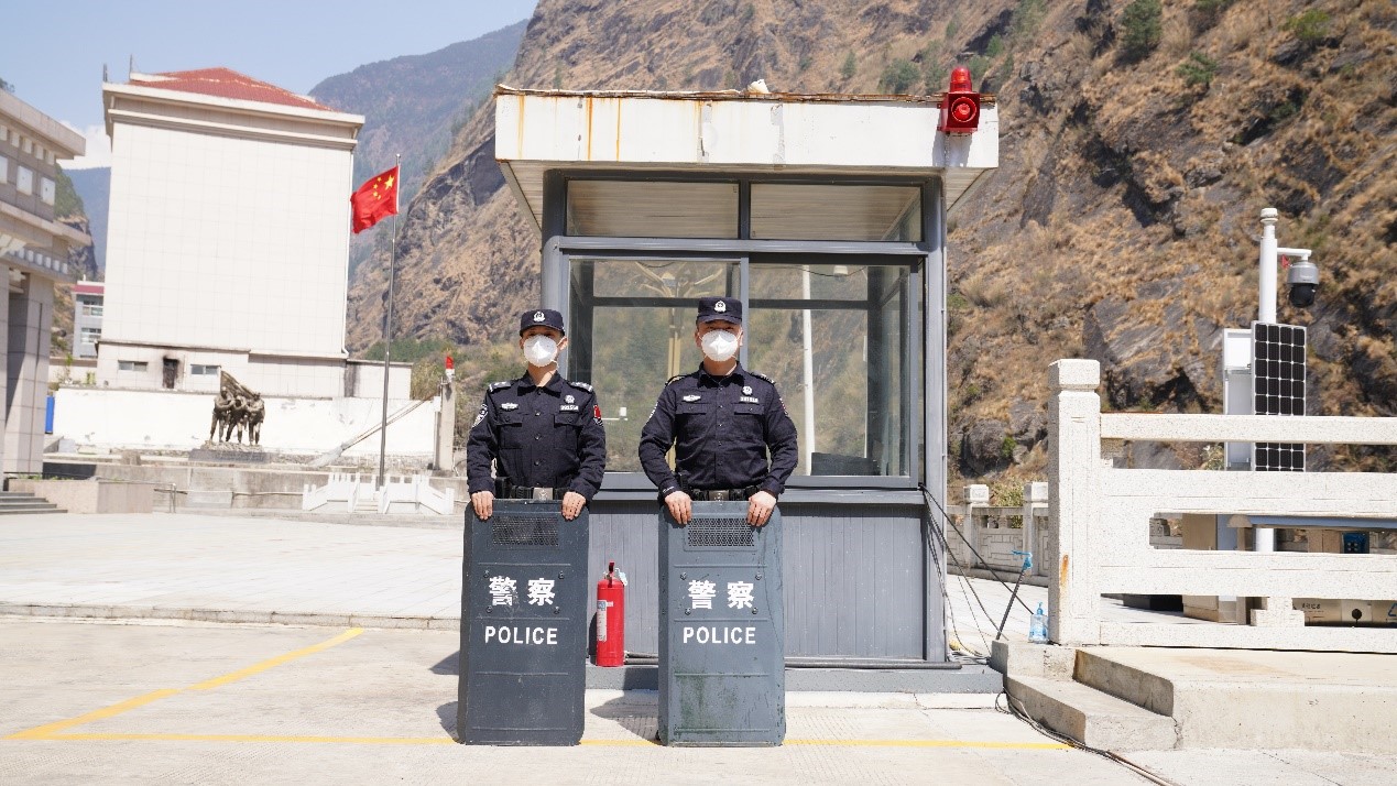 吉隆口岸移民管理警察正在執(zhí)勤。人民網(wǎng)記者 唐宋攝