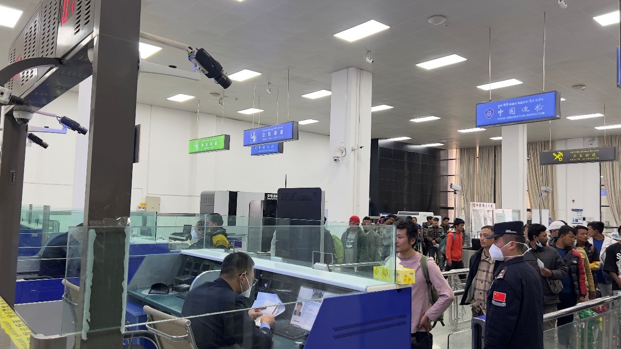 吉隆口岸移民管理警察正在查驗(yàn)護(hù)照。人民網(wǎng)記者 唐宋攝