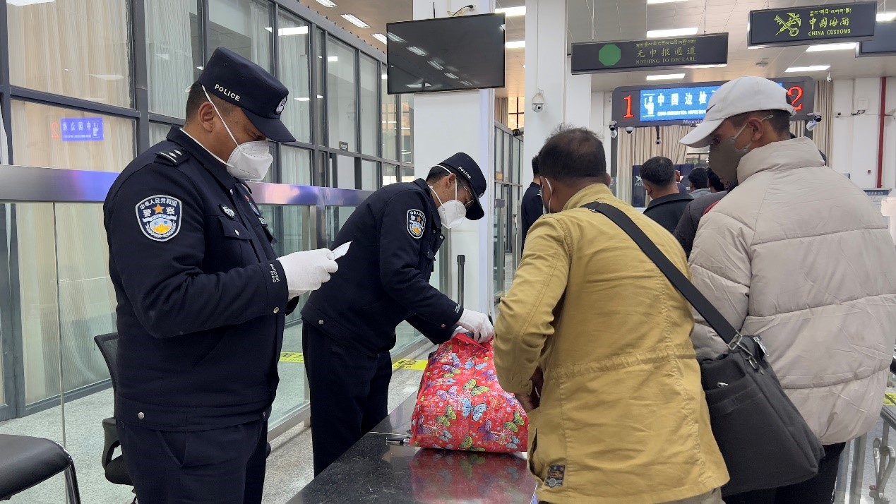 吉隆口岸移民管理警察正在對行李物品進(jìn)行檢查。人民網(wǎng)記者 唐宋攝