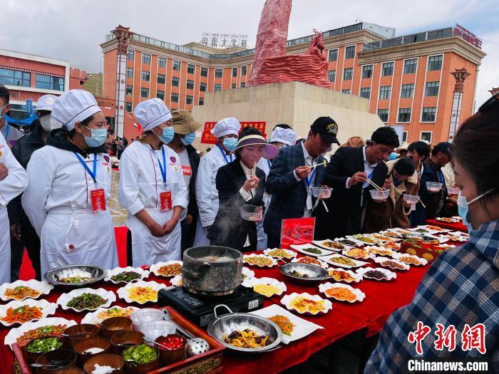 圖為2022年，班戈縣“鄉(xiāng)村振興那曲奮進(jìn)”廚藝大賽現(xiàn)場。資料圖 那曲市“鄉(xiāng)村振興 那曲奮進(jìn)”活動辦供圖