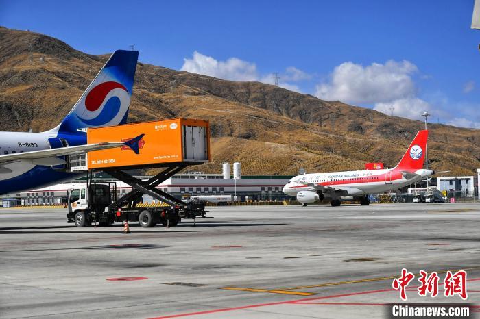 圖為藍天下的高原機場?！≈芎?攝