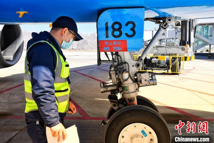 圖為機場工作人員進行相關(guān)檢查?！≈芎?攝