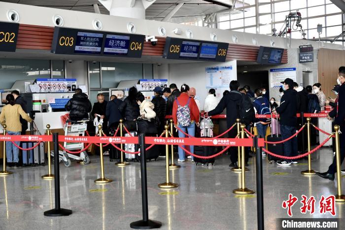 圖為旅客辦理登機手續(xù)?！≈芎?攝